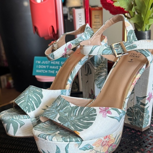 BEAUTIFUL FLORAL SPRING SANDAL PLATFORMS. - Picture 1 of 4